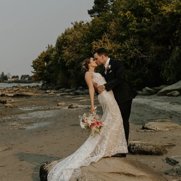 Wedding dress - Picture 3 of 7